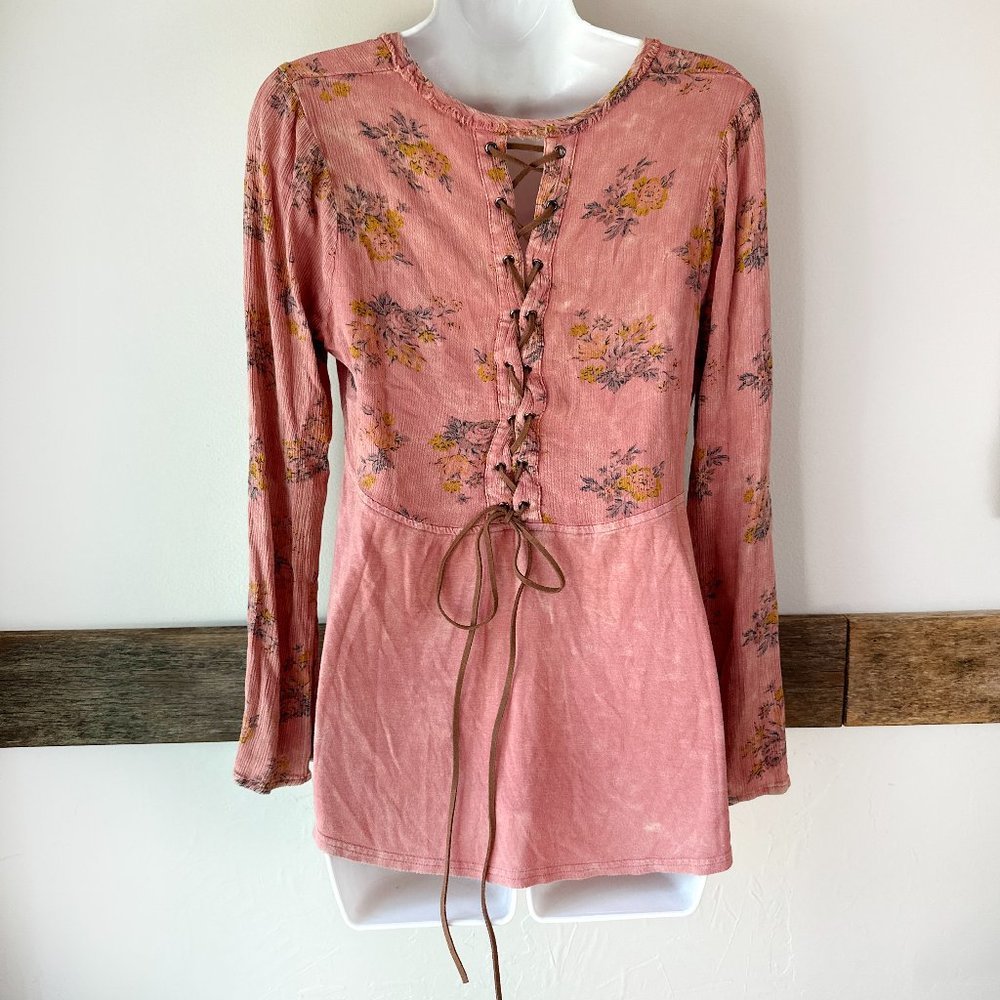 Gimmicks by BKE Lace back Top Pink‎ Floral S Peach